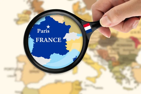 Förstoringsglas över en karta över Frankrike — Stockfoto