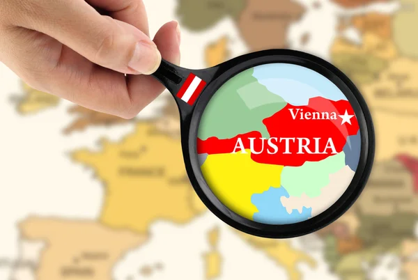 Ampliação de vidro sobre um mapa de Áustria — Fotografia de Stock