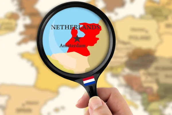 Vergrootglas over een kaart van Nederland — Stockfoto