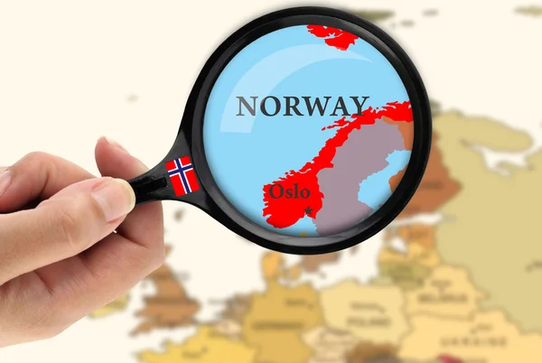 Увеличительное стекло на карте Норвегии — стоковое фото