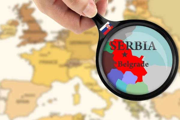 Magnifier le verre sur une carte de Serbie — Photo