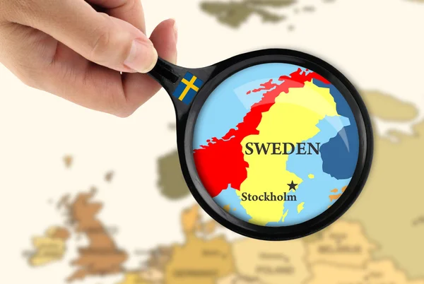 Увеличительное стекло на карте Швеции — стоковое фото