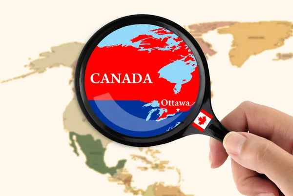 Mărire de sticlă pe o hartă a Canadei — Fotografie, imagine de stoc