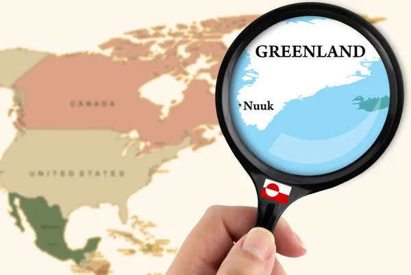 Lupe über einer Landkarte von Grönland — Stockfoto