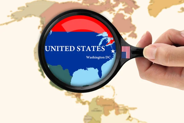 Ampliação de vidro sobre um mapa de Estados Unidos — Fotografia de Stock