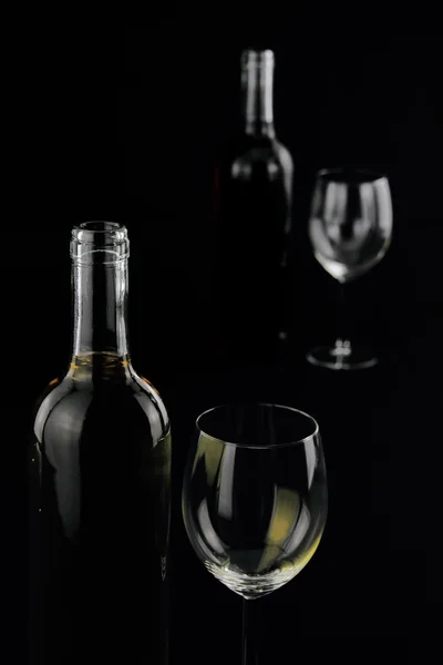 Bouteille de vin blanc et un verre à vin en cristal — Photo
