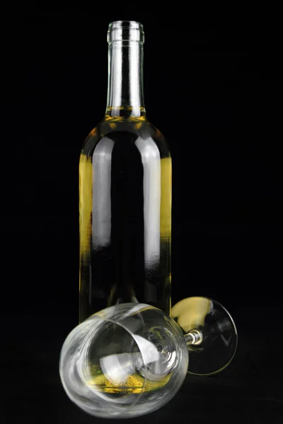 Flaska med vitt vin och kristallglas — Stockfoto