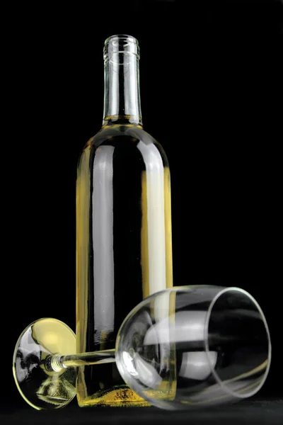 Garrafa de vinho branco e uma taça de cristal — Fotografia de Stock