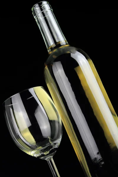 Bottiglia di vino bianco e un bicchiere di cristallo — Foto Stock