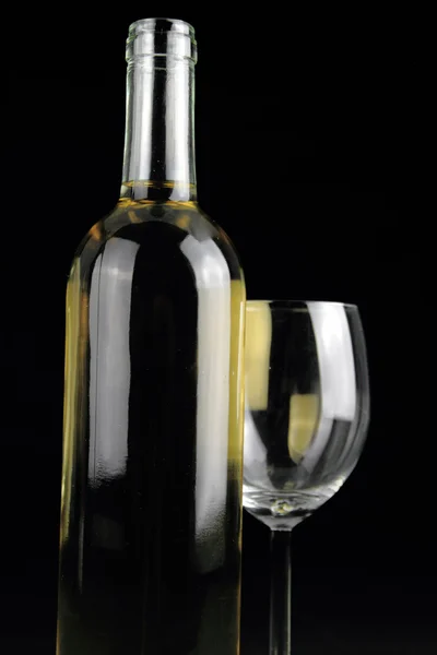 Bir şişe beyaz şarap ve kristal şarap kadehi. — Stok fotoğraf