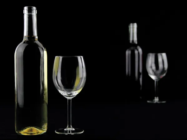 Láhev bílého vína a křišťálovou sklenici — Stock fotografie
