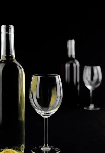 Garrafa de vinho branco e uma taça de cristal — Fotografia de Stock