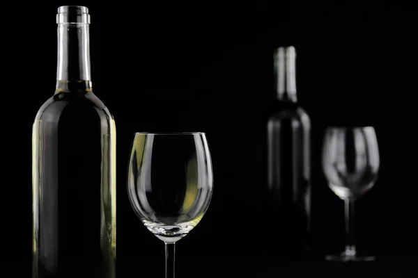 Láhev bílého vína a křišťálovou sklenici — Stock fotografie