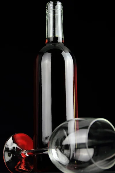Bottiglia di vino rosso e un bicchiere di cristallo — Foto Stock