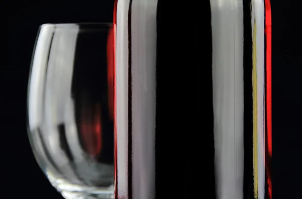 Garrafa de vinho tinto e uma taça de cristal — Fotografia de Stock