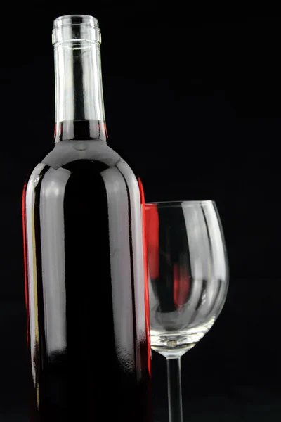 Bottiglia di vino rosso e un bicchiere di cristallo — Foto Stock
