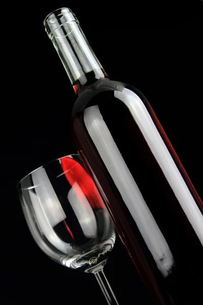 Bouteille de vin rouge et un verre à vin en cristal — Photo