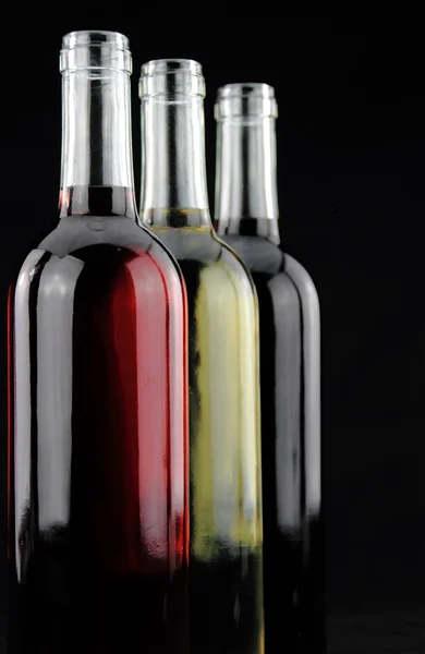 Trzy kolory wino w butelkach — Zdjęcie stockowe