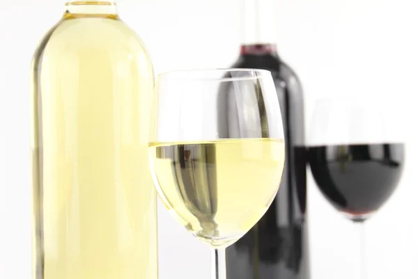 Czerwone i białe wino w butelkach i okulary — Zdjęcie stockowe