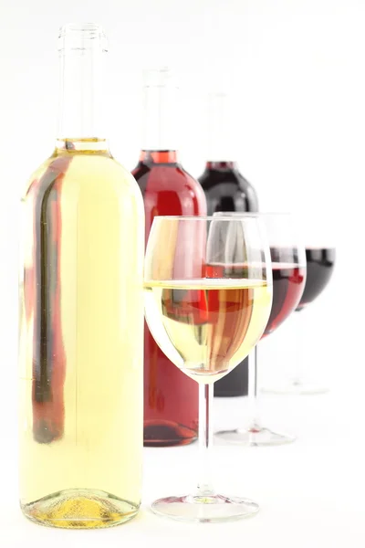 3 色のボトルとグラスでワイン — ストック写真