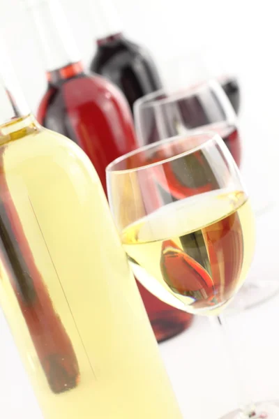 Trzy kolory wino w butelkach i okulary — Zdjęcie stockowe