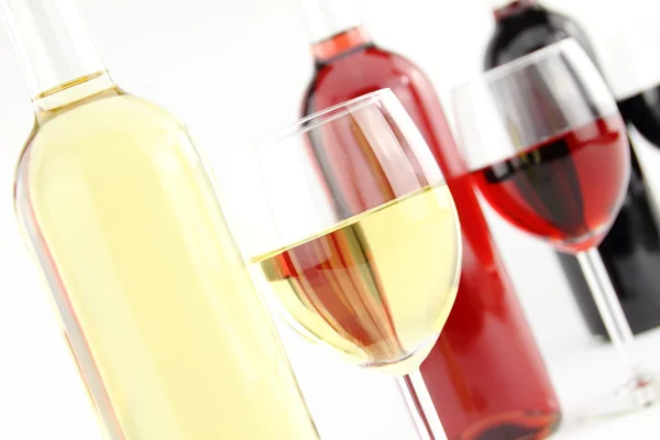 Τρία χρώματα του κρασιού σε φιάλες και ποτήρια — Φωτογραφία Αρχείου