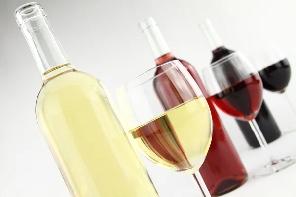 Tre colori di vino in bottiglie e bicchieri — Foto Stock