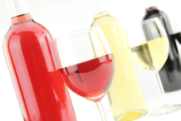 Czerwone i białe wino w butelkach i okulary — Zdjęcie stockowe