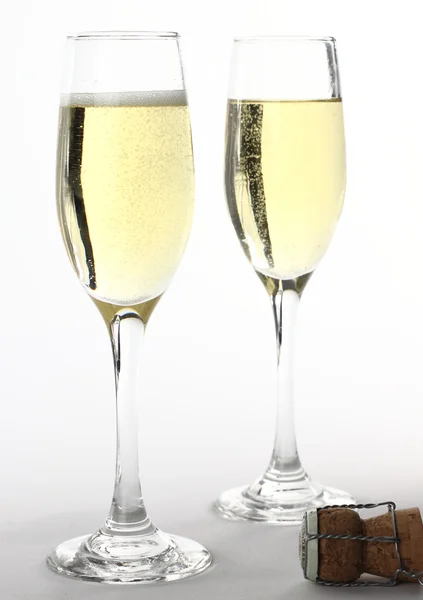 Два бокала шампанского на белом фоне — стоковое фото