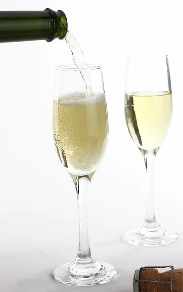 Шампанське вливають у шампанську флейту — стокове фото