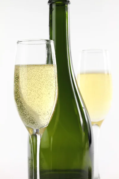 ボトルとシャンパンのグラス — ストック写真