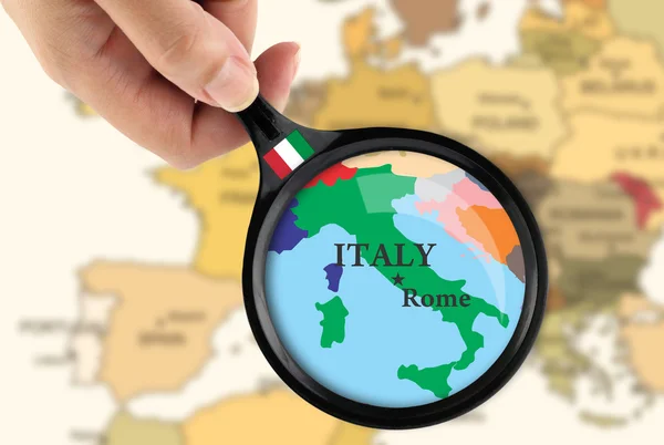 在意大利的一张地图的放大镜 — 图库照片