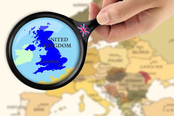 Vergrootglas over een kaart van Verenigd Koninkrijk — Stockfoto