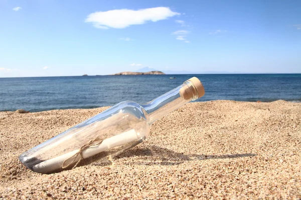 Flasche am Strand angespült, mit einer Botschaft darin — Stockfoto