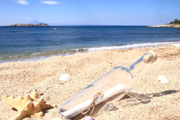 Şişenin içinde bir mesaj ile sahilde karaya vurmuş — Stok fotoğraf