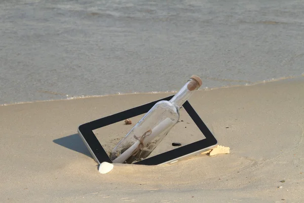 Tablet ordenador en la playa, con un mensaje dentro —  Fotos de Stock