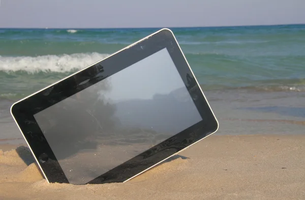 Tablet computador na praia — Fotografia de Stock