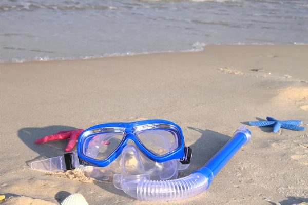 Maschera subacquea sulla spiaggia — Foto Stock
