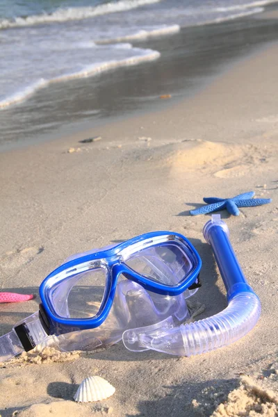Dykning mask på stranden — Stockfoto
