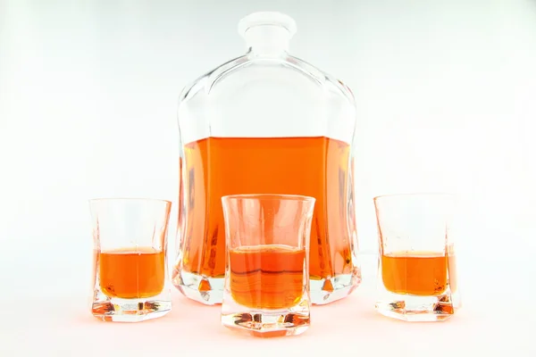 Licor caseiro em copos pequenos — Fotografia de Stock