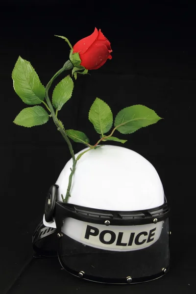 Kask policji i rose. koncepcja przeciwko przemocy — Zdjęcie stockowe