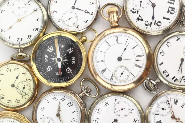 Vari orologi da tasca antichi e una bussola — Foto Stock