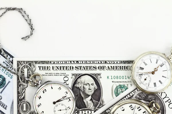 Антикварні кишенькові годинники і гроші — стокове фото