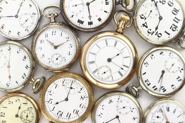Různé starožitné kapesní hodinky na bílém pozadí — Stock fotografie