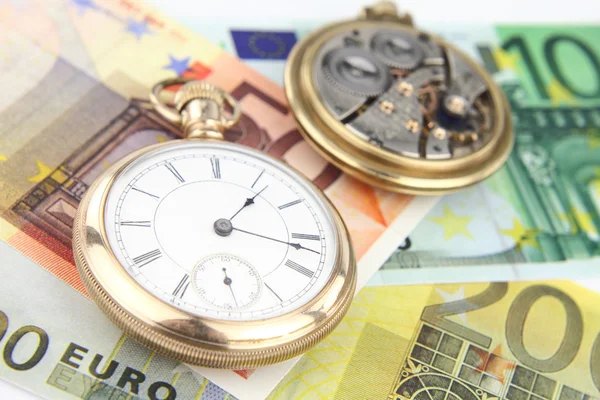 Антикварний кишеньковий годинник і гроші — стокове фото