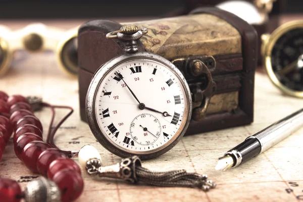 Reloj de bolsillo retro antiguo y objetos de decoración — Foto de Stock