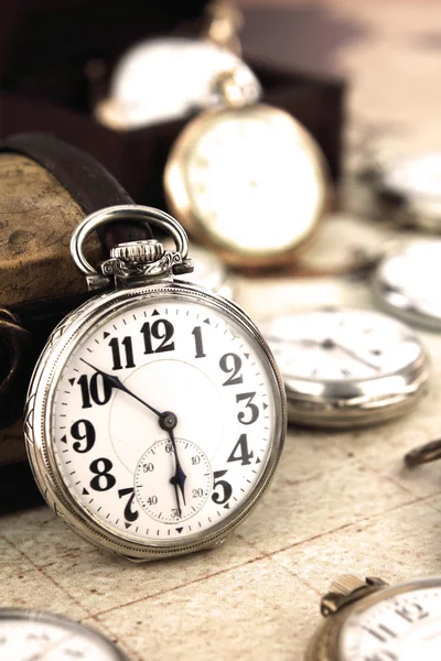 Reloj de bolsillo de plata retro antiguo — Foto de Stock