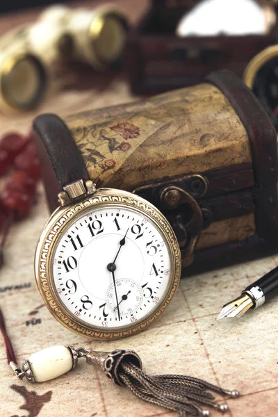 Antico orologio da tasca retrò e oggetti decorativi — Foto Stock