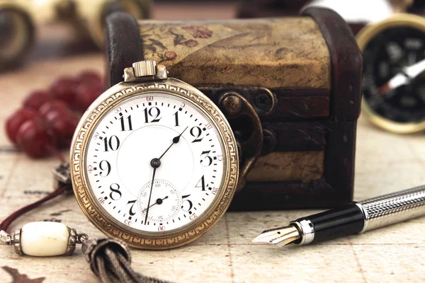 Starožitné kapesní retro hodiny a dekorace objekty — Stock fotografie