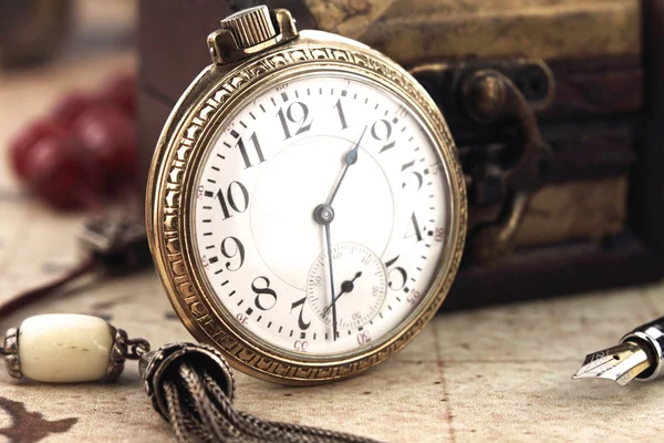 Antyczne retro kieszeni zegar i dekoracji obiektów — Zdjęcie stockowe